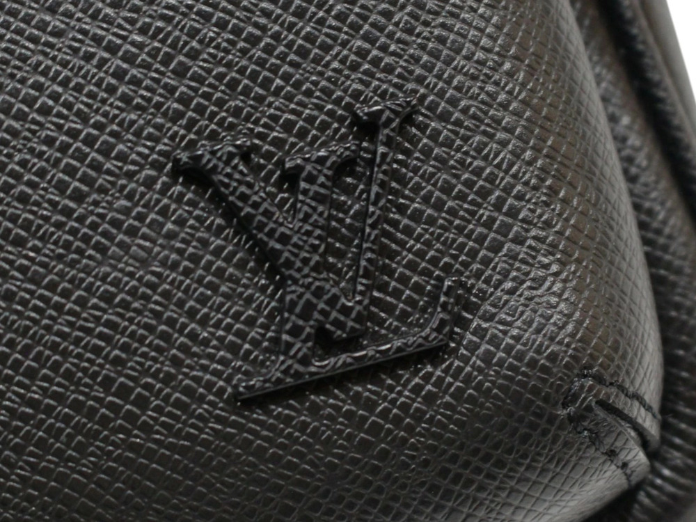 LOUIS VUITTON Avenue Sling Bag Body Crossbody Taiga Black